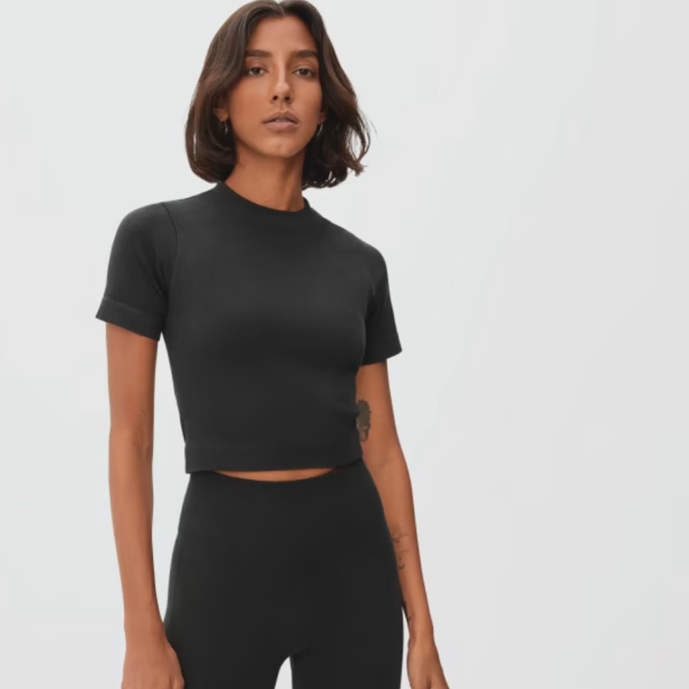 EVERLANE SEAMLESS CROP TEE